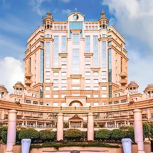 Отель Swissotel Al Murooj