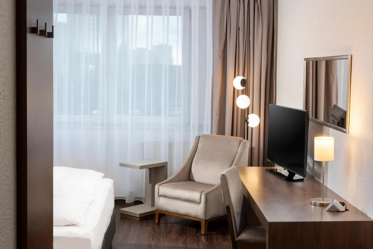 City Hotel Berlin East 4*,